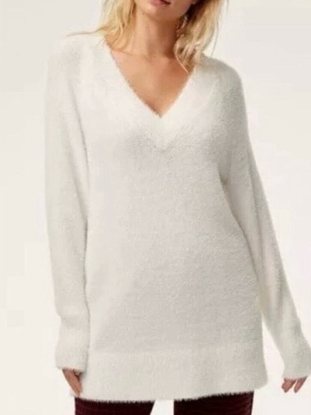 Aritzia Sunday Best Veruca V Neck Soft Fuzzy Sweater White Size XS